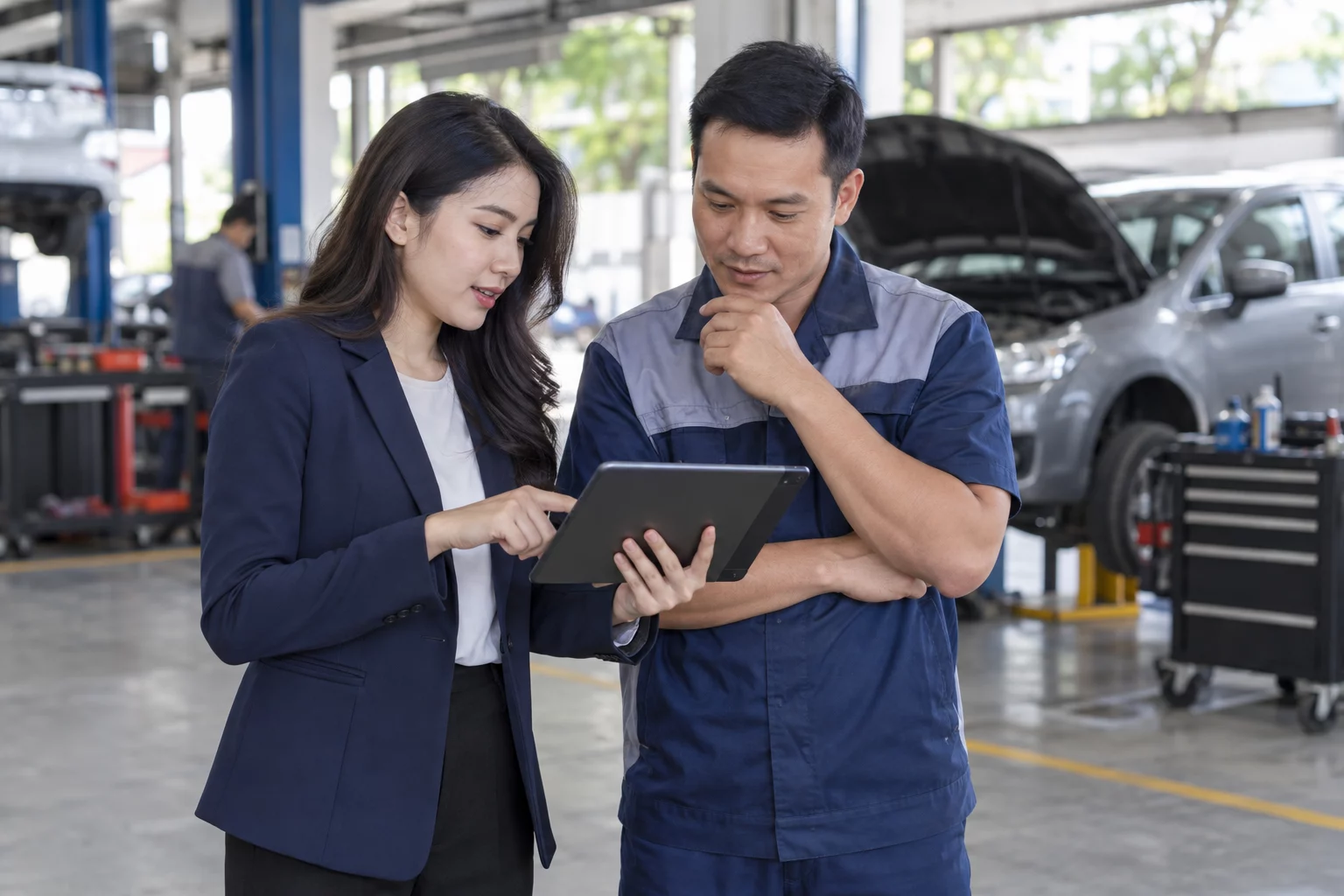 Buổi tư vấn SEO ô tô phân tích nhu cầu sửa chữa, tìm kiếm địa phương và hành trình đặt lịch dịch vụ