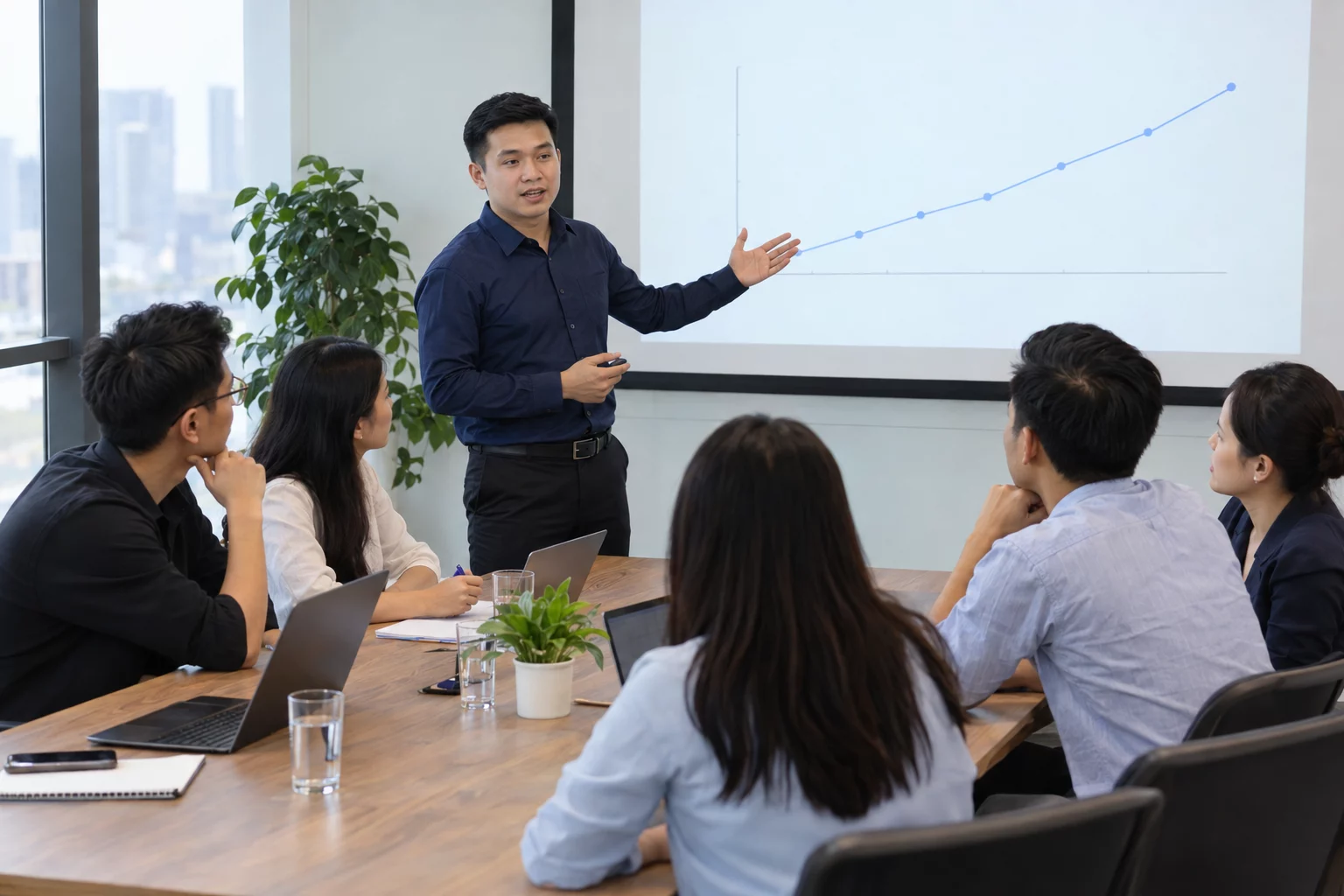 Chuyên gia SEO hướng dẫn workshop thực hành và chuyển giao quy trình cho đội ngũ doanh nghiệp
